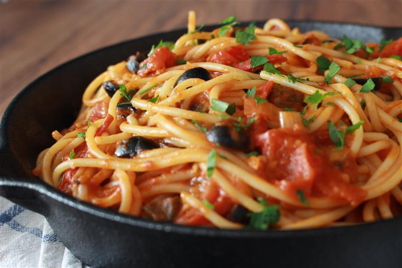 Spaghetti with tomato sauce and olives